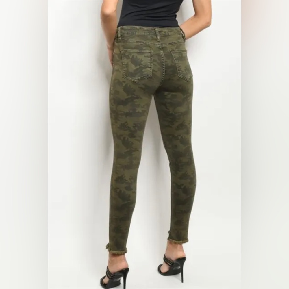 Wishlist Camouflage Distressed Denim Skinny Jeans Size Large Raw Hem - Picture 5 of 6